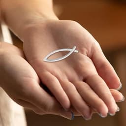 Ichthys Speldje 2 cm – Zilverkleurig Christelijk Symbool | Pin voor Communie, Doop, Firming, Religieus Cadeau voor Mannen en Vrouwen — thumbnail 3