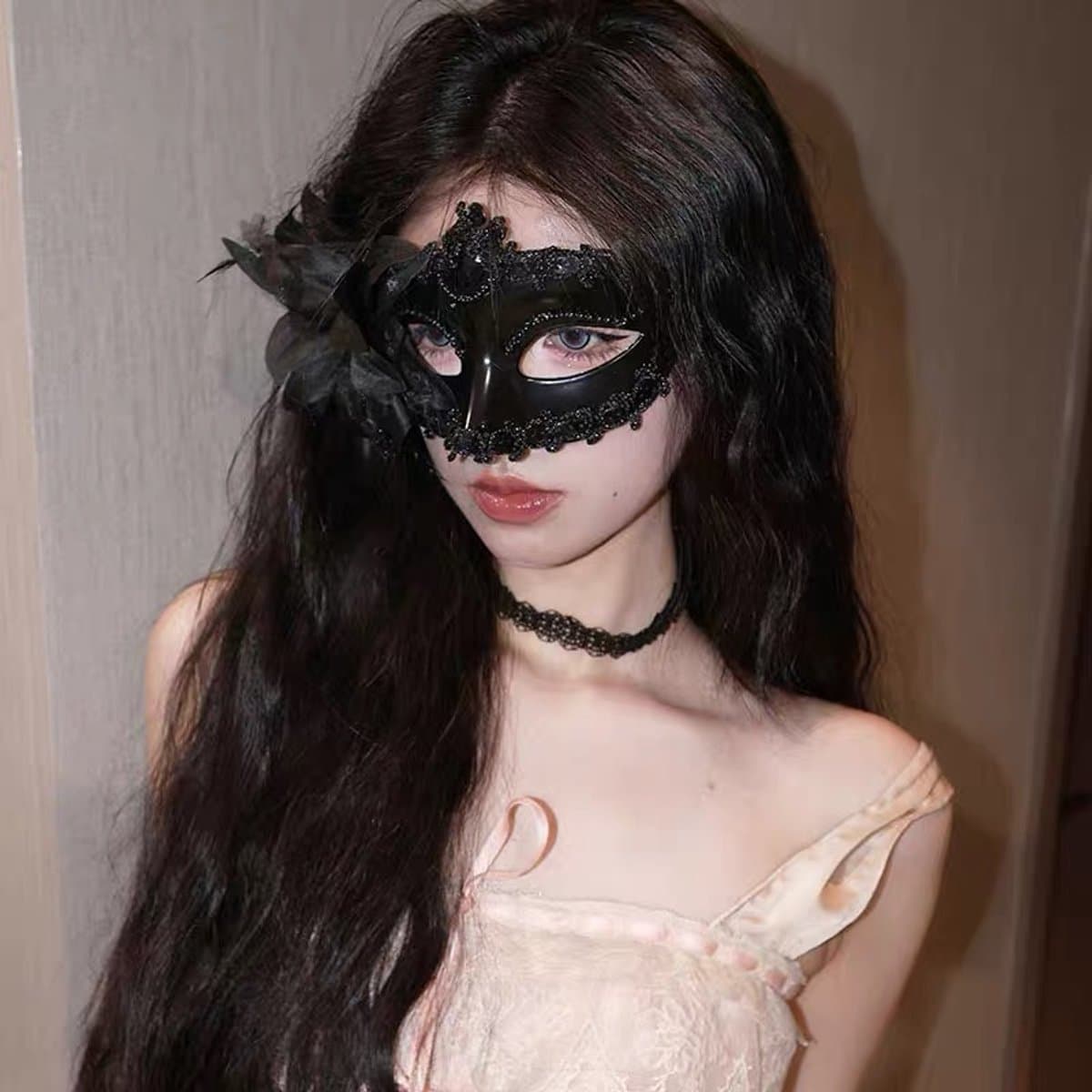 Holiday maskerade masker vrouwelijke taart half gezicht met witte veren half gezicht oogmasker rekwisieten, stijl 5 — afbeelding 1