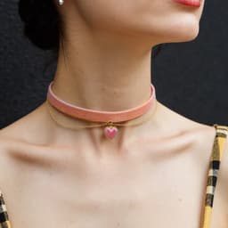Wijnrode Fluwelen Choker Met Liefdesdesign - Elegante Kraagketting Voor Vrouwen - Zachte Fluweel Halsband Met Sleutelbeen Accent - Perfect Cadeau Voor Verjaardag Of Valentijn — thumbnail 5