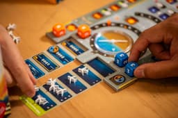 Coöperatief Spel - Vlieg Simulatie - Samen Spelen - Communicatie Beperkt - 20 Minuten Speelduur - Blauw Oranje Wit — thumbnail 5