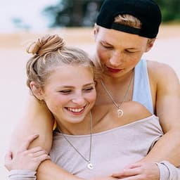 Allecto plus - Puzzelset halskettingen met hartjes - Tweelingen liefdesketting - Romantisch cadeau voor koppels - Vriend vriendin - Deelbare hartketting - Cadeau voor hem - Cadeau voor haar — thumbnail 5