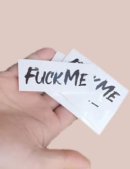 Tijdelijke Tattoo FUCK ME – Erotische Plaktattoo 18+ voor Volwassenen – Sexy Nep Tattoo voor Vrijgezellenfeest, Parenclub of Ondeugend Cadeau voor Hem & Haar — thumbnail 1
