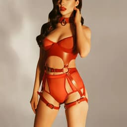 Sexy Lingerieset – PU Lederen Harnass Body – Bondageset – Harnasset – Verstelbaar – Bondage Look – Erotische Lingerie Dames – Fetish – Strappy – SM Outfit – Rood – Kinky Lingerie – BDSM – Wasteland – B.I.T.C.H. – Dare to Undress – One Size — thumbnail 2