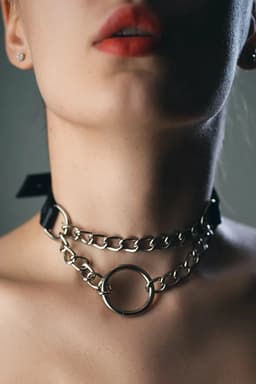 Zwarte Leren Halsketting Harnas Met Metalen Ketting En Ring Details Choker Halsband Standaard Maat — thumbnail 1