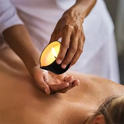 Scarlet Rose & Ebony Essentiële Olie Massagekaars - Hydraterend, Sensuele Ervaring met Schenktuit, Perfect voor Ontspannende Baden & Huidverzorging, Bad Essentials|Romantische Decoratie|Aromatherapie Kaars, Massageoliën voor stellen — thumbnail 3