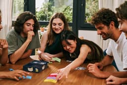 Asmodee - FUN FACTS - Eenvoudig en leuk sfeerspel - Gezelschapsspel voor familie en kinderen vanaf 8 jaar - Crazy Rires gegarandeerd - Leer jezelf kennen - 4 tot 8 spelers - 30 minuten - In het Frans — thumbnail 5
