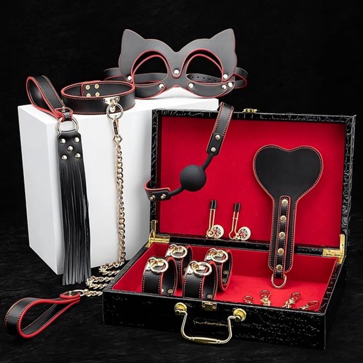 Dare to Undress – Fifty Shades of Grey – Luxe 8-delige BDSM Set met Opbergkoffer – Premium – BDSM Bondagesets - Valentijn Cadeau - Handboeien, Halsband, Masker, Gagbal & Zweep - Sex Toys voor Koppels - Seksspeeltjes voor mannen en vrouwen - Kinky — afbeelding 1