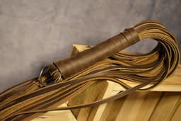 Flogger Hardtail - 24 tails – Echt Leder - BDSM – Seks zweep – Bondage – Sm zweep – 2 tinten bruin- Dominantie Sexspeeltjes voor Koppels - BDSM Sex Toys Vrouwen en Mannen — thumbnail 5