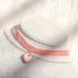 Wijnrode Fluwelen Choker Met Liefdesdesign - Elegante Kraagketting Voor Vrouwen - Zachte Fluweel Halsband Met Sleutelbeen Accent - Perfect Cadeau Voor Verjaardag Of Valentijn — thumbnail 4