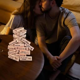Blokkentoren spel - Date night - Koppels spel - 48 bedrukte blokken - 7x2.2x1.2 cm - Hout — thumbnail 4