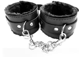 Zachte, verstelbare polsmanchetten / handboeien met pluche aan de binnenkant en PU-leer aan de buitenkant. Met ketting. Geweldig voor wat extra plezier in de slaapkamer, bondage en SM. Zwart. — thumbnail 2