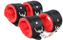 BDSM Set 10 Delig – Complete Bondage Set voor Stellen - Seksspeeltjes – Handboeien in Faux leer met bont, Enkelboeien, Halsband, Zweep, Kietelveer, tepelklemmen en Accessoires – Zwart/Rood - — thumbnail 5