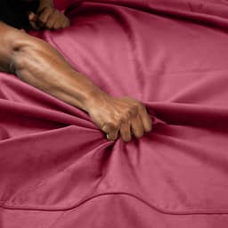 Liberator - Fascinator Throw - Rood — thumbnail 4