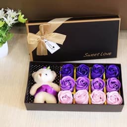 Geschenkset Rozenblaadjes Teddybeer en Zeepbloemen - Romantisch Cadeau voor Valentijnsdag en Jubileum (Paars) — thumbnail 2