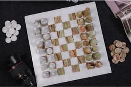 Luxe marmeren schaakspel met handgemaakte stenen stukken voor volwassenen — thumbnail 3