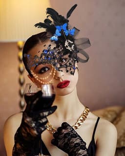 Vrouwen Venetiaans Feestmasker met Veren in Blauw voor Carnaval en Gala - Elegante Kostuumaccessoires voor Prom en Maskerade — thumbnail 2