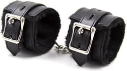 Zachte, verstelbare polsmanchetten / handboeien met pluche aan de binnenkant en PU-leer aan de buitenkant. Met ketting. Geweldig voor wat extra plezier in de slaapkamer, bondage en SM. Zwart. — thumbnail 3