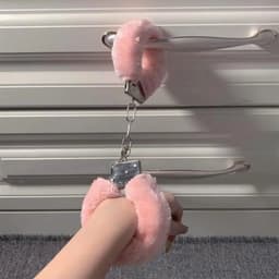 Metalen Handboeien BDSM I Met Imitatie Bont I Plushe I Incl. 2 Sleutels I Roze — thumbnail 5
