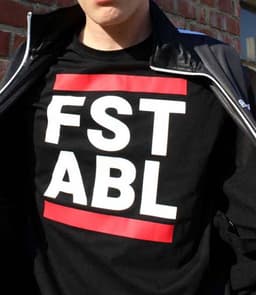 Sk8erboy fist beschikbaar t-shirt - large — thumbnail 1