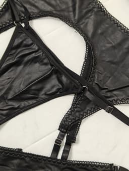 Sexy Lingerie Set 4-delig – Zwart Kunstleer met BH, Jarretelgordel, Slip & Beenbanden — thumbnail 4