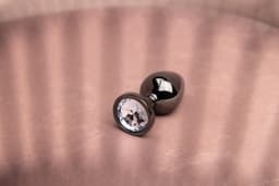 Shots - Ouch! OU809GUN - Round Gem Butt Plug - Medium - Gunmetal / Diamond — thumbnail 3