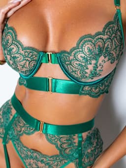 Luxe Lingerieset Dames – Lingerie Erotisch – Sexy Lingerie – 4-delige set – Smaragd Groen Kant – Lingerie Setje – Verleidelijke BH met Jarretels & Hoge Taille String –Sexy Lingerie –Chique – Luxe –Boudoir Look – Kinky – Erotisch – Maat XS/S, M, L, XL — thumbnail 5