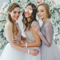 T-shirt JGA Vrouwen met Accessoires - Wit en Roze - Bride to Be Set met Armband, Bril en Tattoo-sticker voor Vrijgezellenfeest — thumbnail 3
