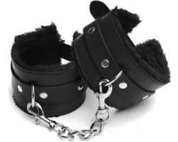 Zachte, verstelbare polsmanchetten / handboeien met pluche aan de binnenkant en PU-leer aan de buitenkant. Met ketting. Geweldig voor wat extra plezier in de slaapkamer, bondage en SM. Zwart.