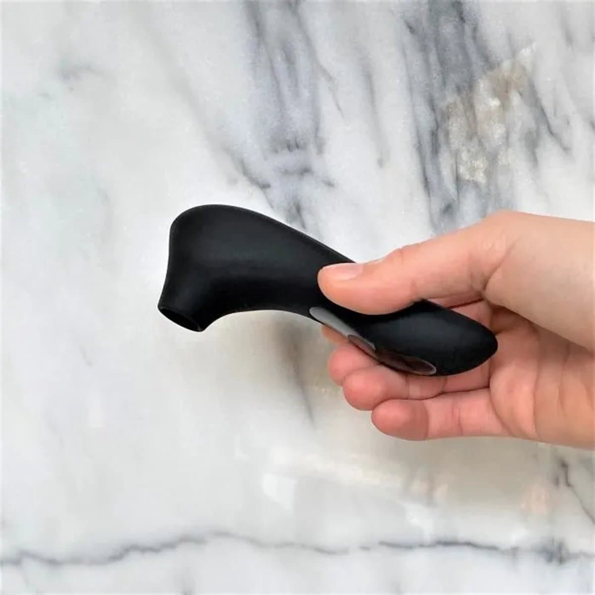 Rock Star – Mini Luchtdruk Stimulator – Krachtige Pulsaties – 5 Intensiteiten – 7 Programma’s – 100% Waterproof – Oplaadbaar – Siliconen – Zwart — afbeelding 1