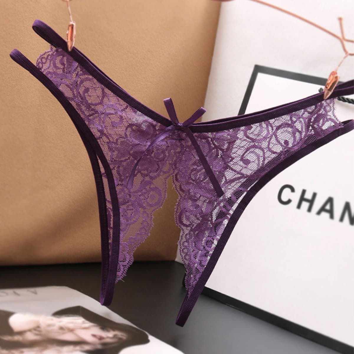 Sexy String met Open Kruis - Paars - Ontwerp met Kant - Erotisch Design met Strik - One Size String - Dames Onderbroek - Lingerie / Ondergoed — afbeelding 1