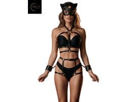 Sexy Lingerieset – Complete Set – Inclusief Masker, Handboeien & Harnas Body – Zwart – Verstelbaar – BDSM – Lingerie Erotisch – PU Leer – B.I.T.C.H. – Wasteland – Sexy Lingerie Dames – Kinky – Fetisch – Erotische Lingerie – Dare to Undress – One Size